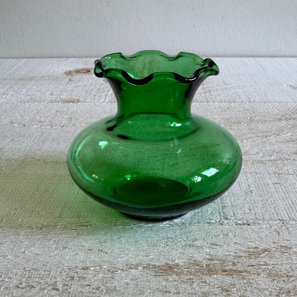 Vintage Anchor Hocking Green Glass Vase with Ruffled Edge - Picture 1 of 8